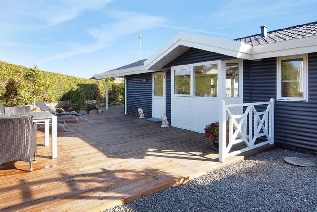 Eksklusiv Sommerhus Beliggende I Vandkanten Munkebo Buitenkant foto