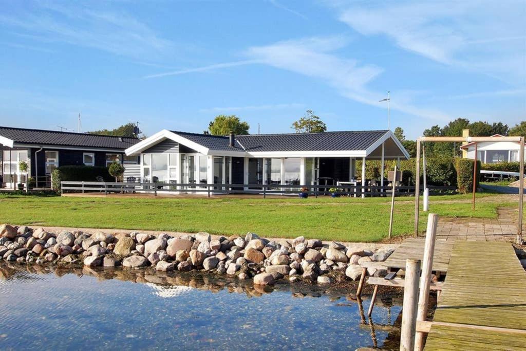 Eksklusiv Sommerhus Beliggende I Vandkanten Munkebo Buitenkant foto